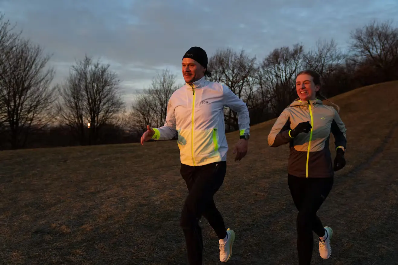 Bild Zwei Läufer bei Sonnenaufgang im Park