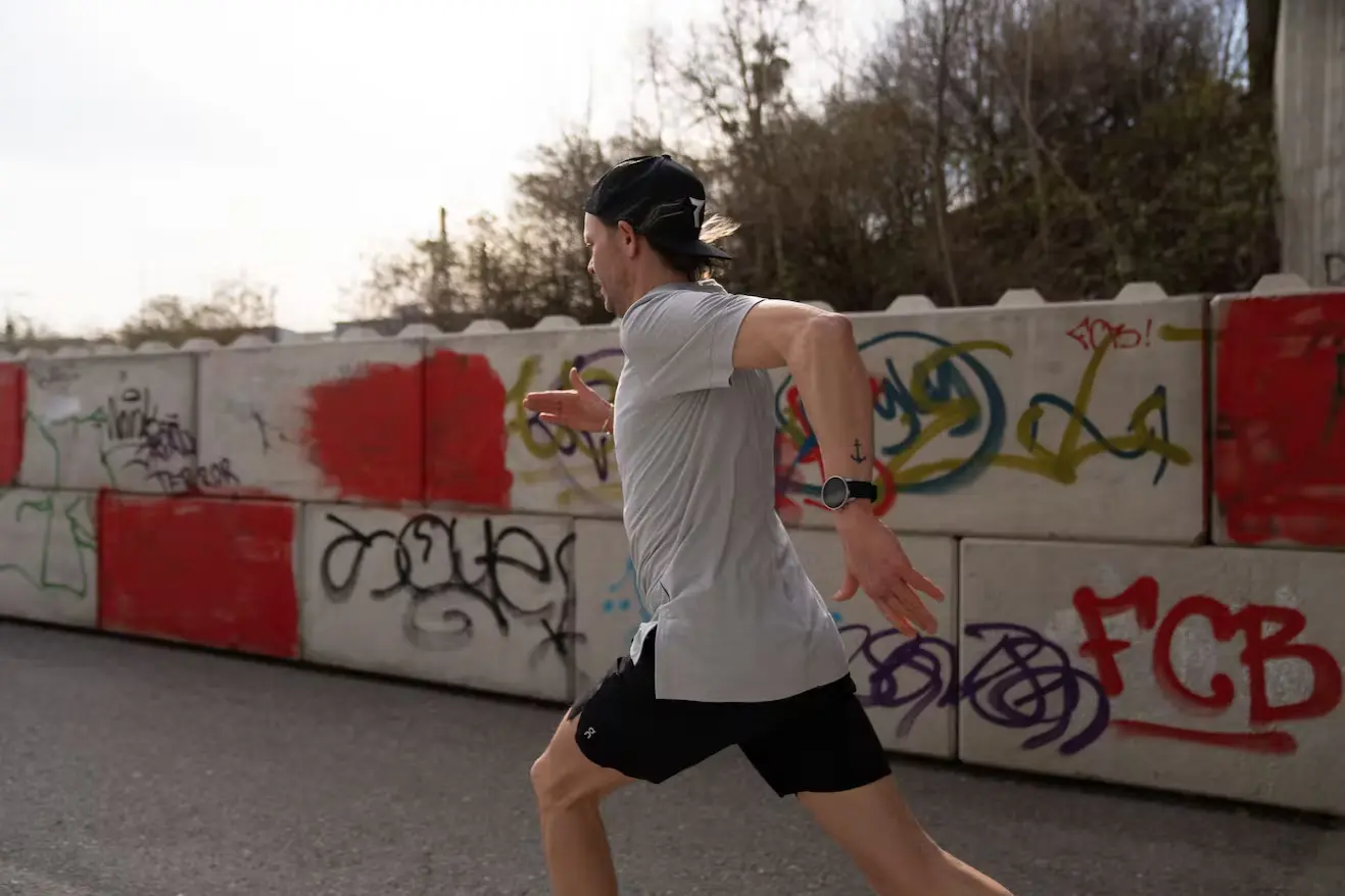 Bild Ein Mann läuft in hohem Tempo durch eine städtische Szene.