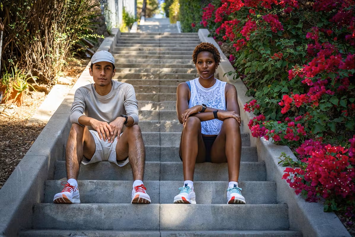 Bild Zwei Läufer sitzen auf der Treppe