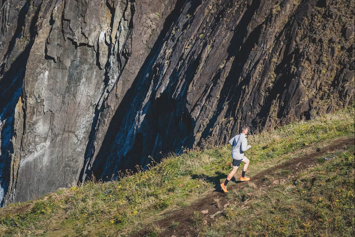 Bild Ein Trailrunner läuft am Berg