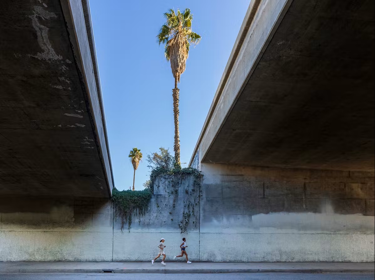 Bild Zwei Läufer laufen in der Unterführung