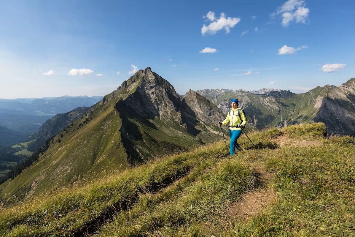 Bild Frau geht am Grad entlang wandern