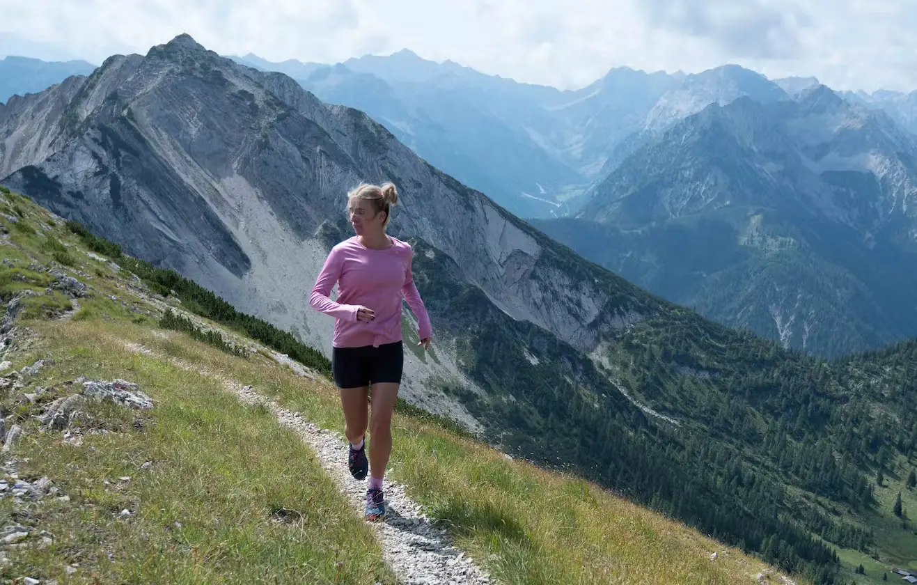Läuferin auf Bergpfad