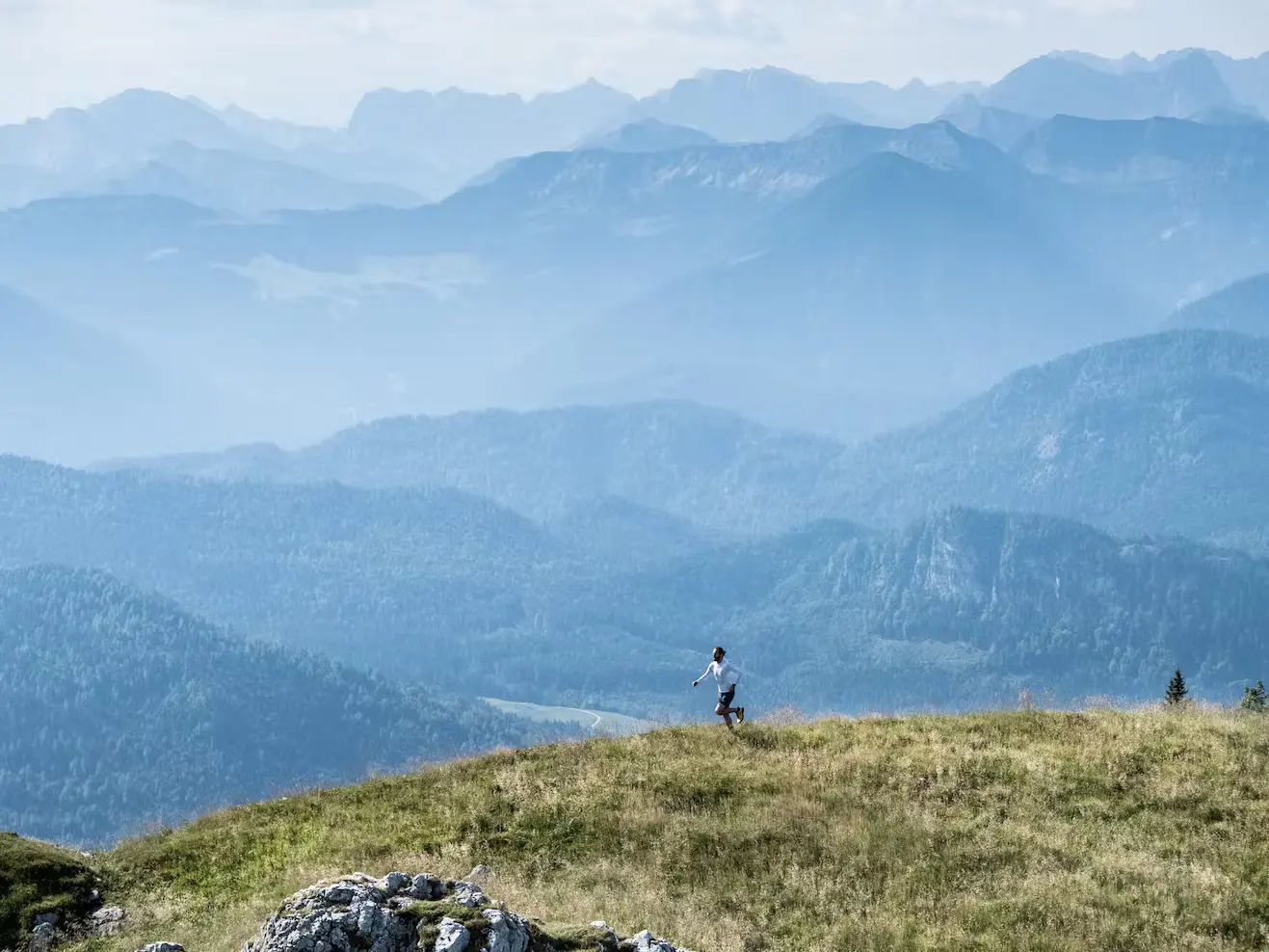 Läufer auf Bergrücken