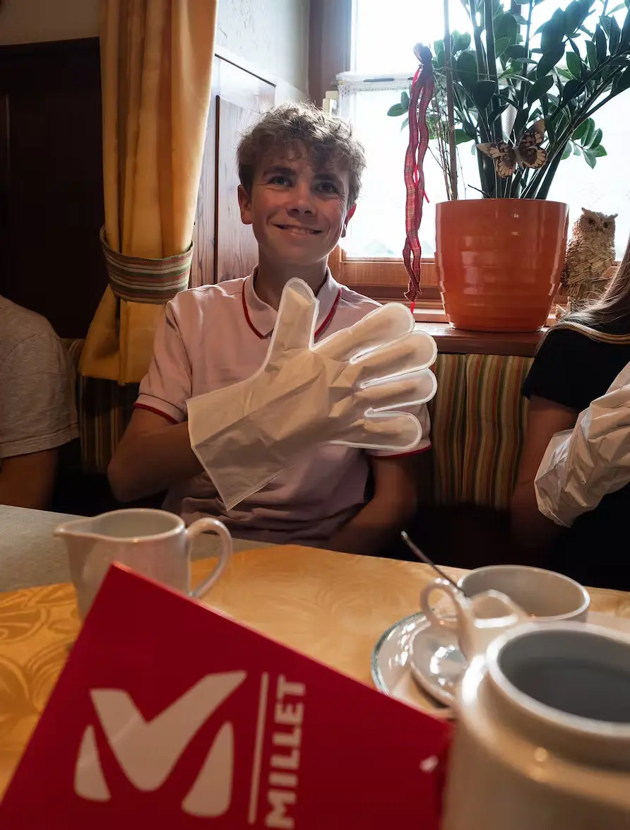 Bild Dünner Handschuh, verblüffende Erkenntnis.