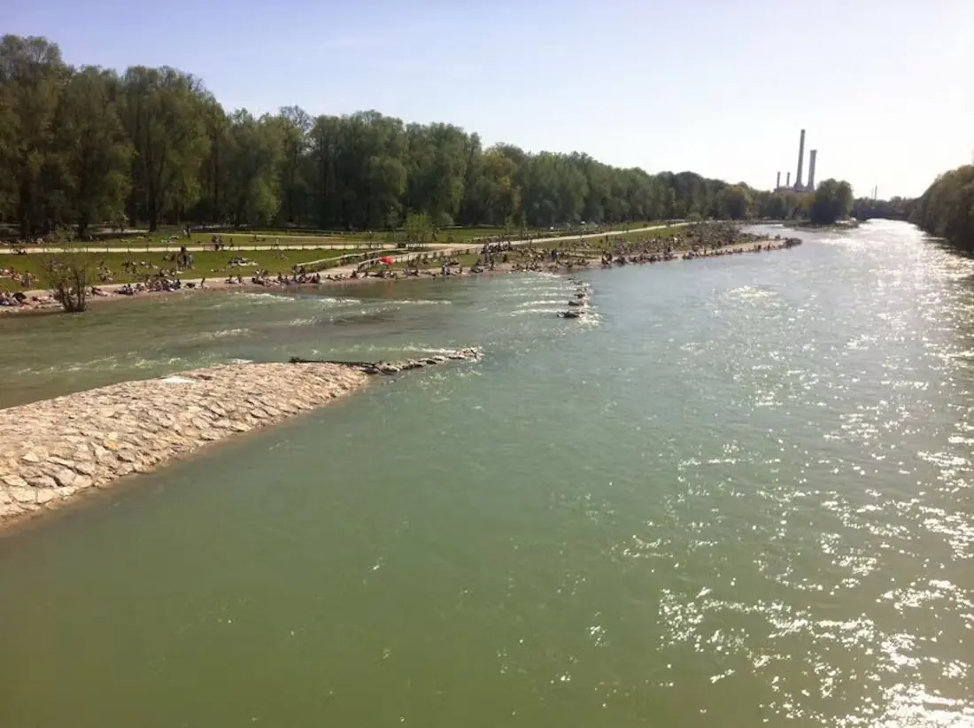 Viele Menschen an der Isar bei der Reichenbachbrücke