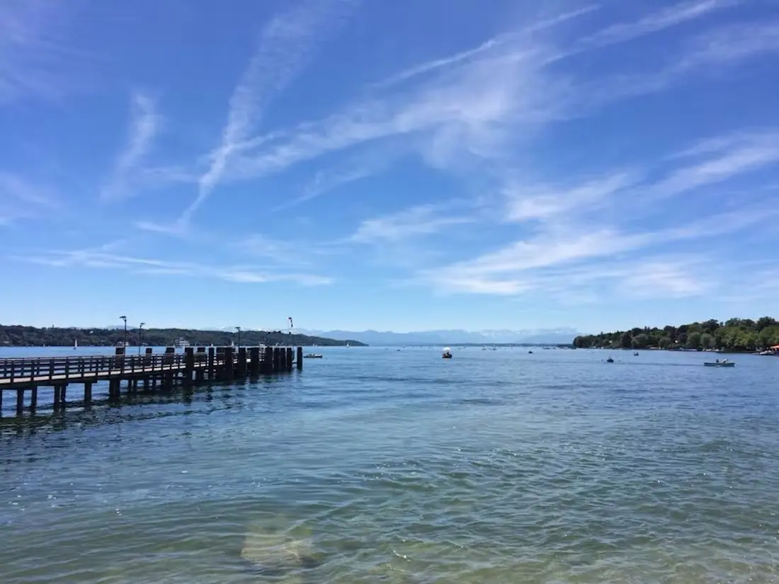 Starnberger See mit Bergen im Hintergrund