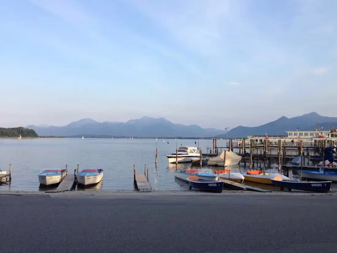 Boote am Ufer des Chiemsees
