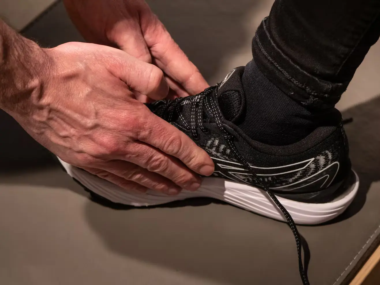 Bild Beim Anprobieren sollte der Laufschuh weder einengen noch zu viel Platz bieten.