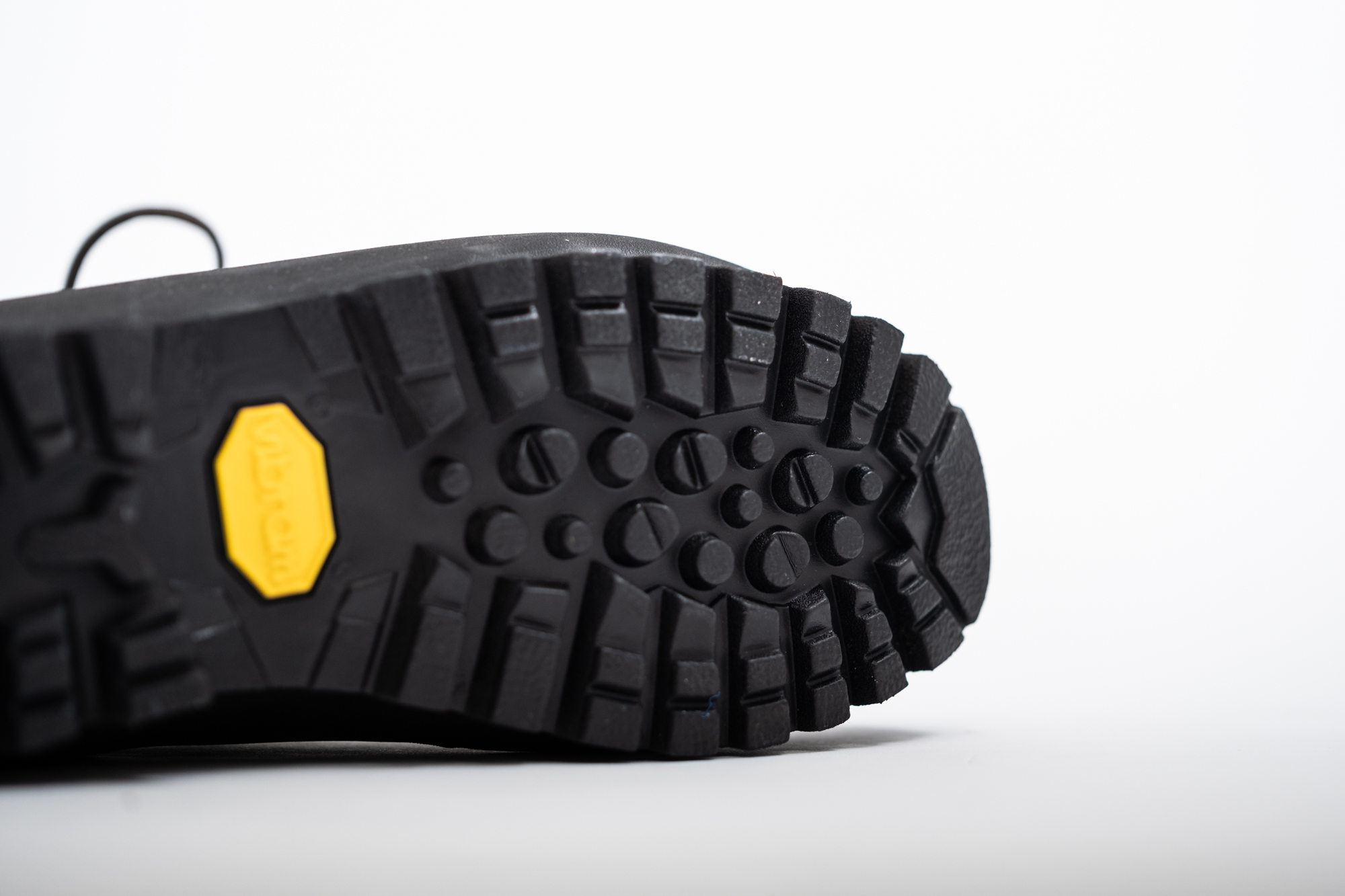 Bild Klassische Bergschuhsohle mit tiefem Profil. Stabil, mit gutem Kantengriff, aber massiver und unflexibler als moderne Varianten. Gute Allround-Sohle.