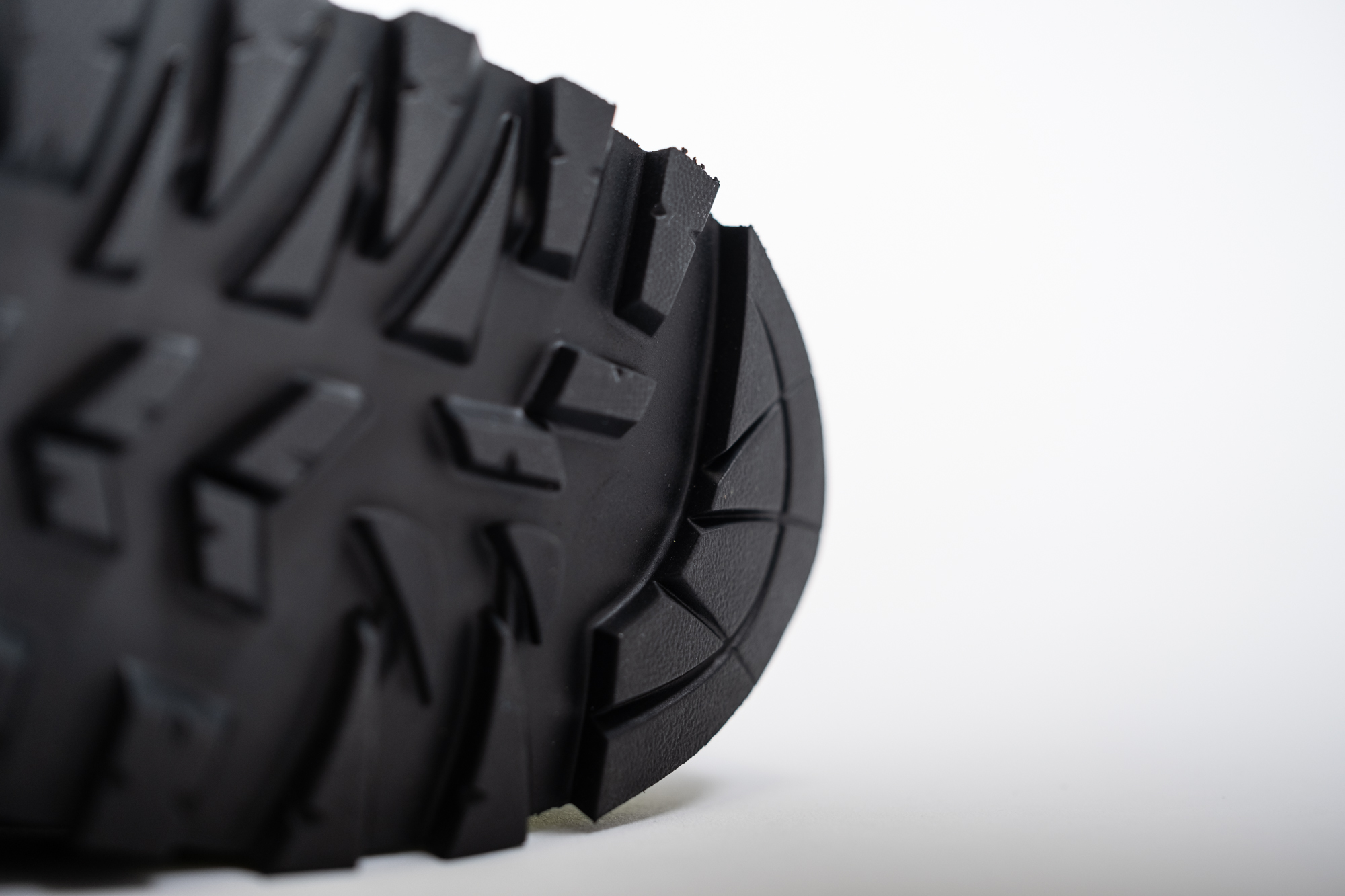 Bild Moderne Bergschuhsohle mit etwas flacherem Profil. Deutlich erkennbar: Die 