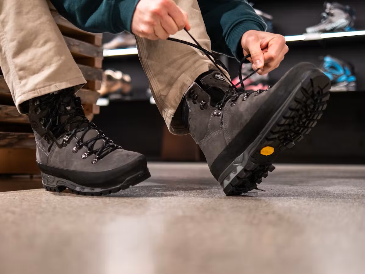 Bild Bergschuhe werden geschnürt