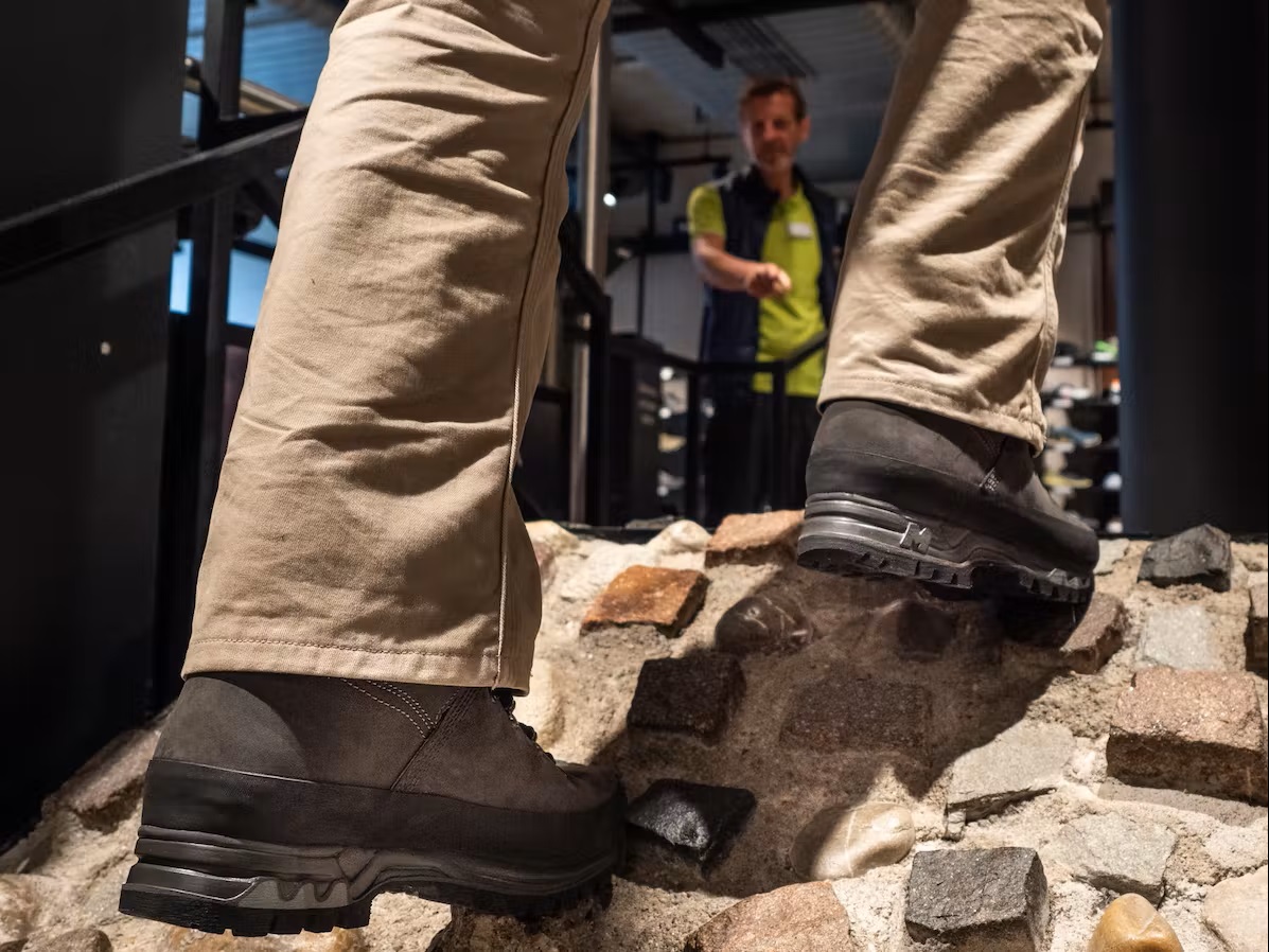 Bild Kunde probiert die Bergschuhe am Probeberg im Store