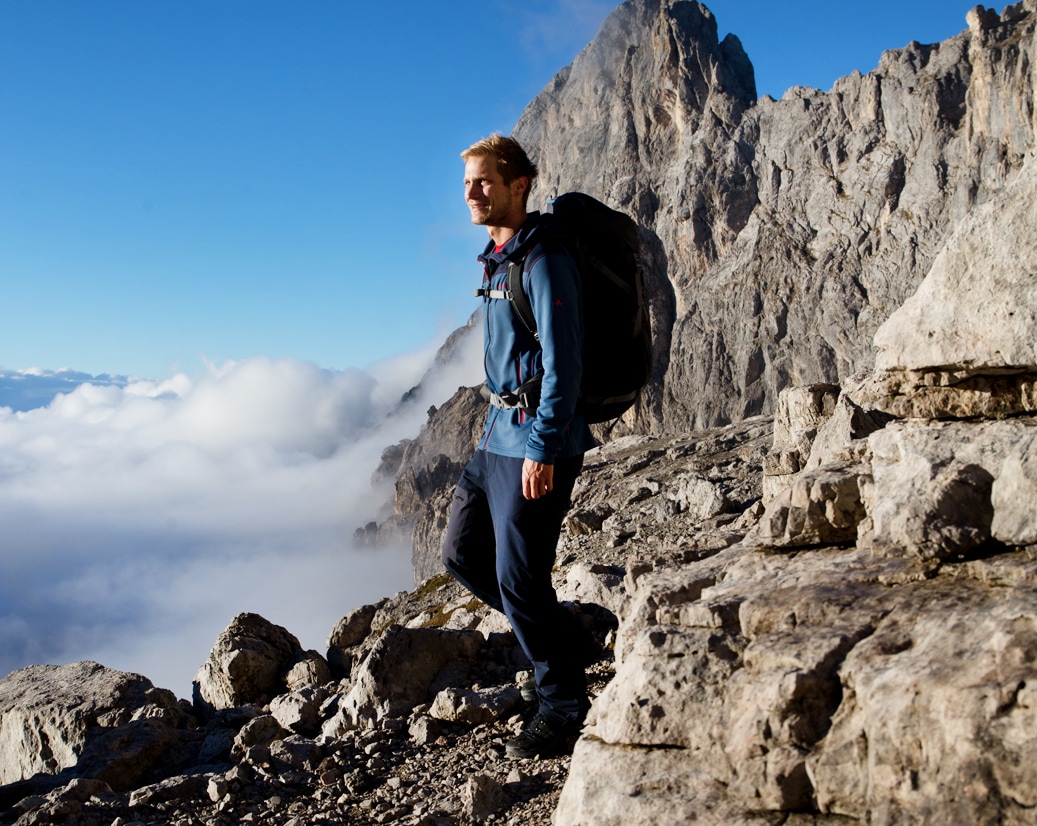 Bild Ein Wanderer ist unterwegs in den Dolomiten.