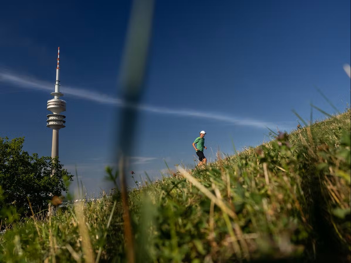 Bild Läufer am Olympiaberg mit Olympiaturm im Hintergrund