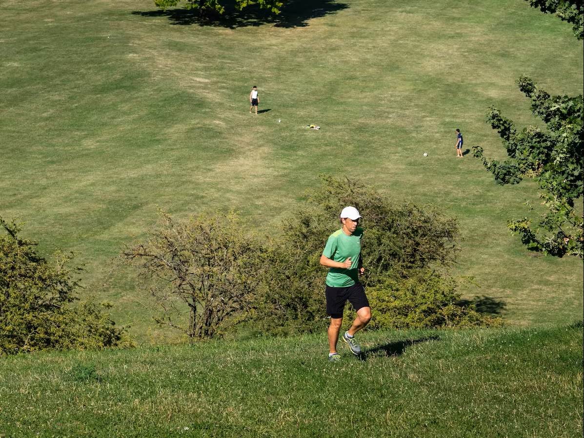 Bild Läufer läuft bergauf am Olympiaberg