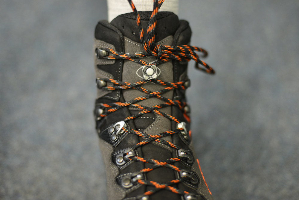 Bild Ein Bergschuh, bei dem man sieht, wie der richtig geschnuerte Bergschuh aussieht
