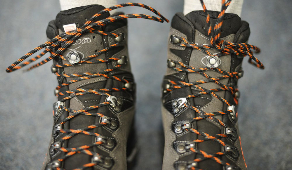 Bild Zwei Bergschuhe mit unterschiedlicher Schnuerung