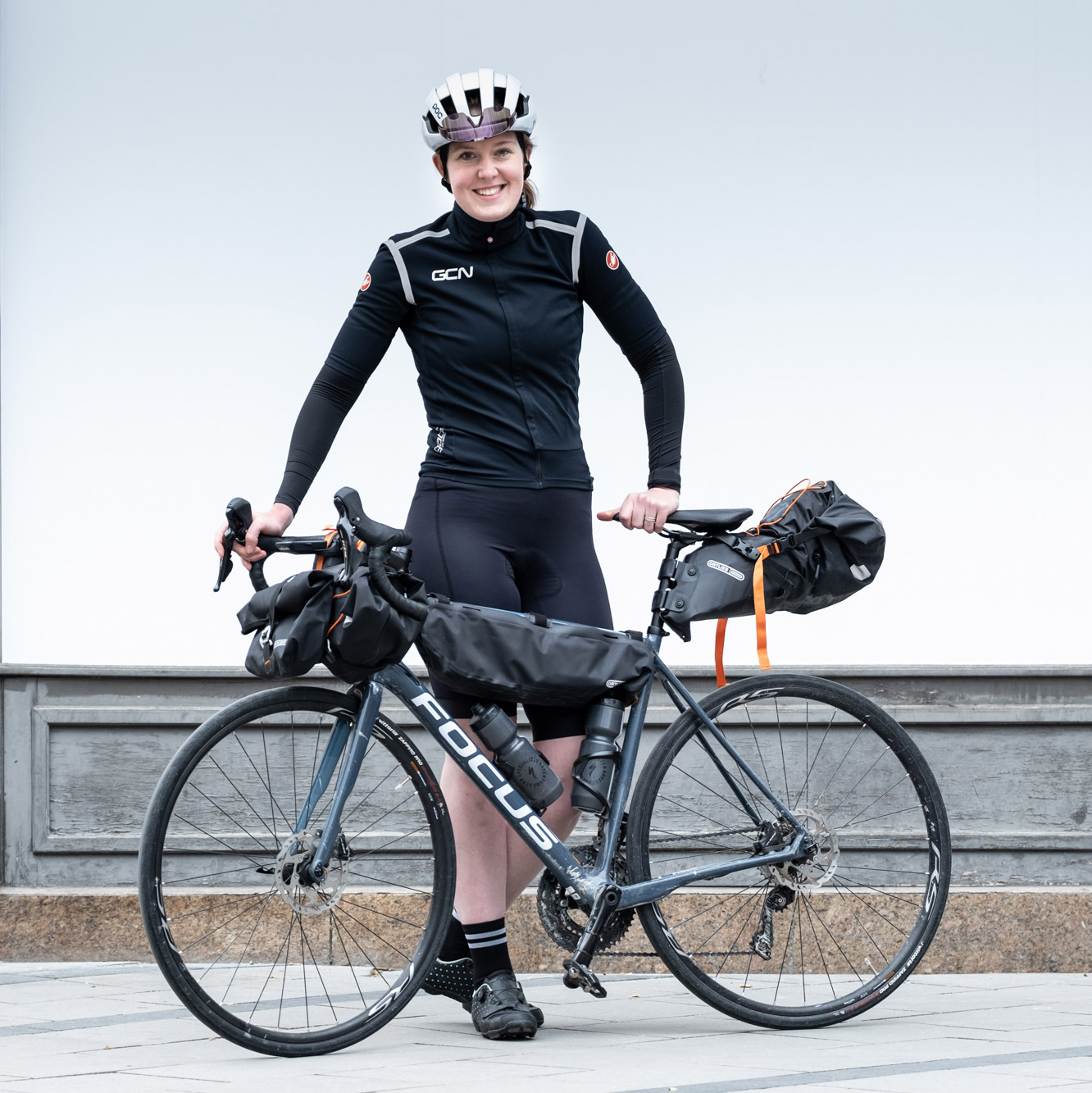 Bild Bild von Katharina hinter ihrem vollbepackten Fahrrad