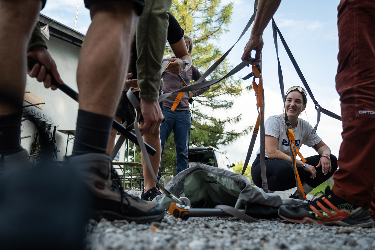 Bild Mehrere Personen beim Aufbau einer Portaledge