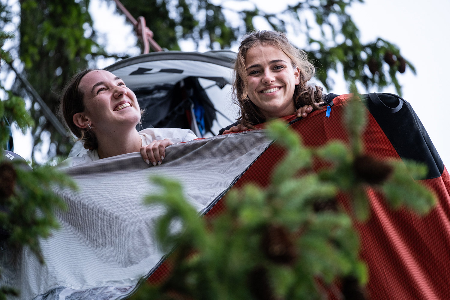 Bild Zwei Frauen schauen lachend aus einer Portaledge.