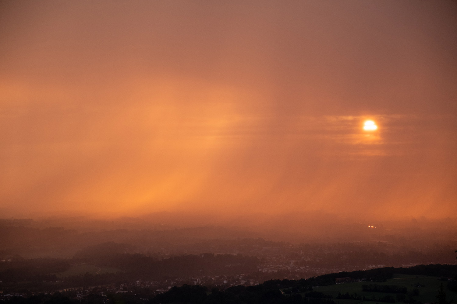 Bild Sonnenaufgang hinter Regenschlieren.