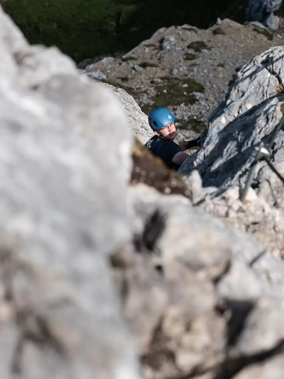 Bild Kletterer im verwinkelten Klettersteig