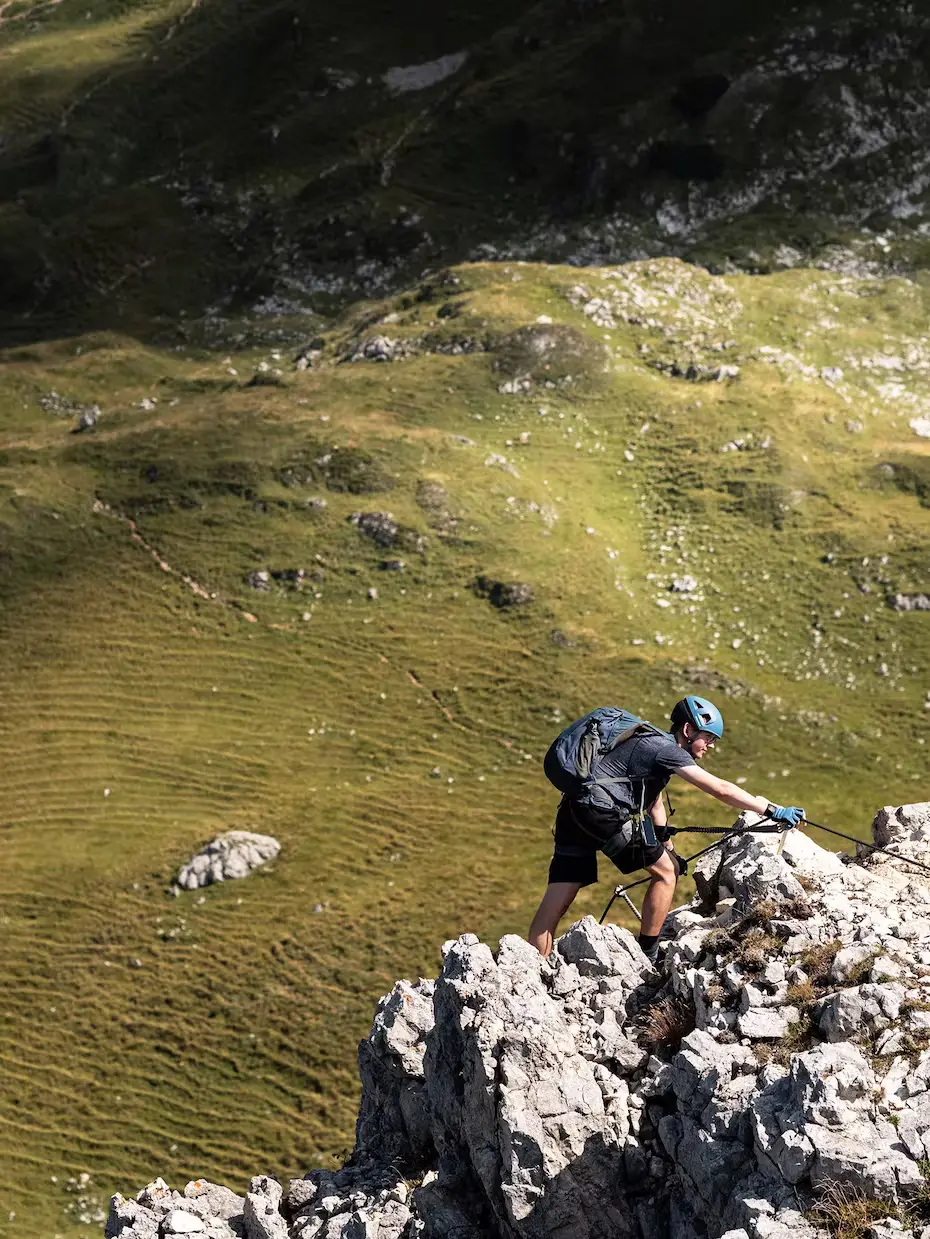 Bild Ein Bergsteiger klettert über einen felsigen Grat