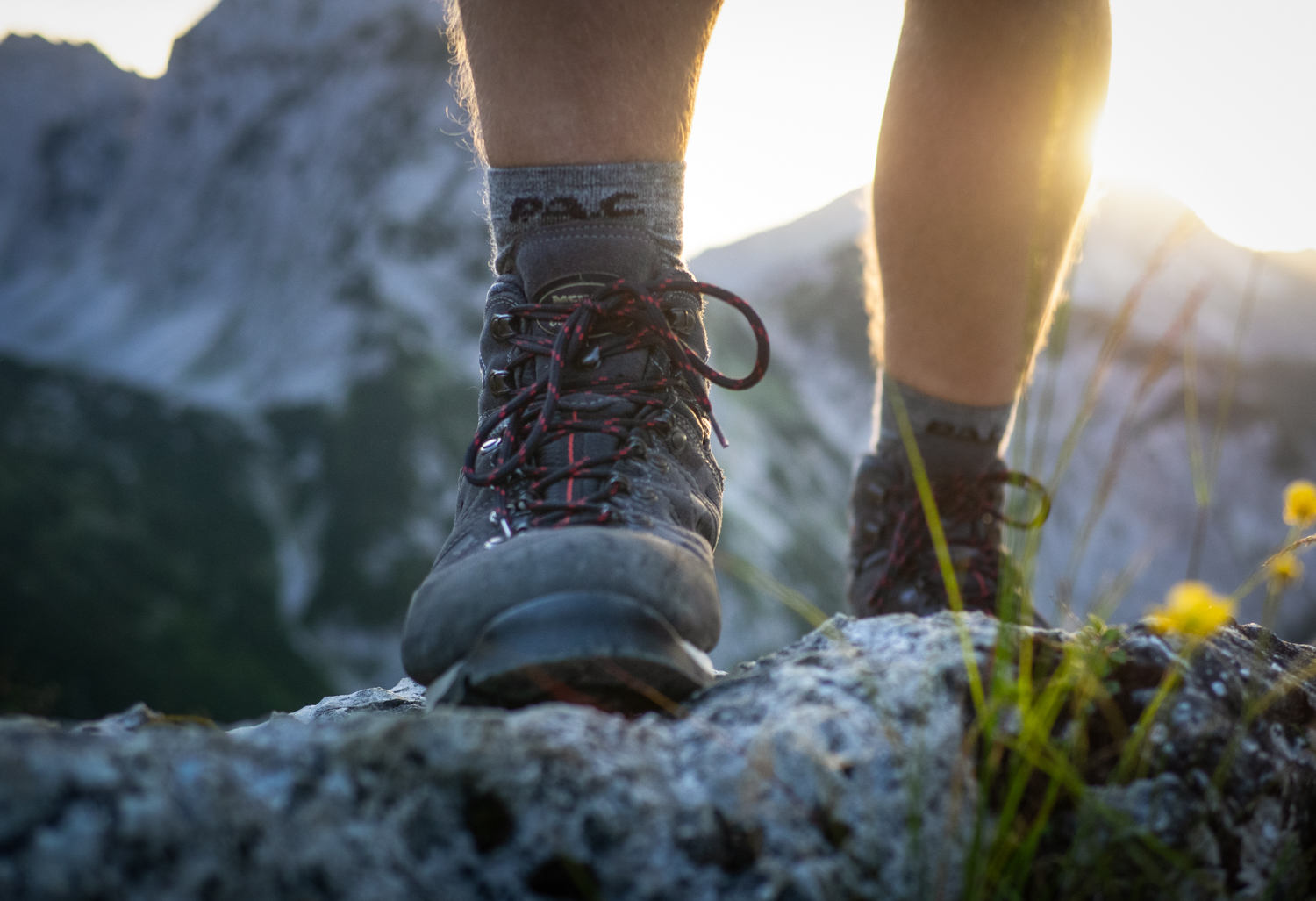 Wanderschuhe eines Menschen