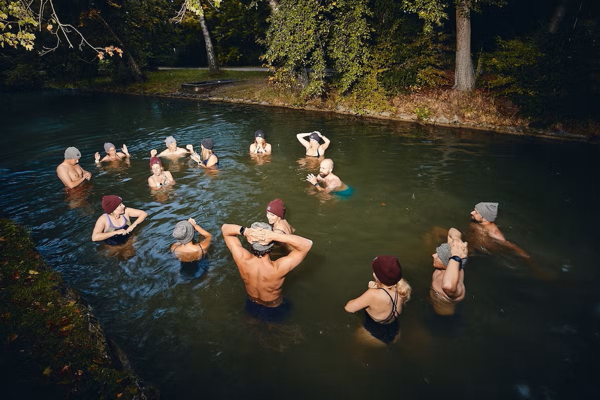 Bild Leute eisbaden im Eisbach - Atmen