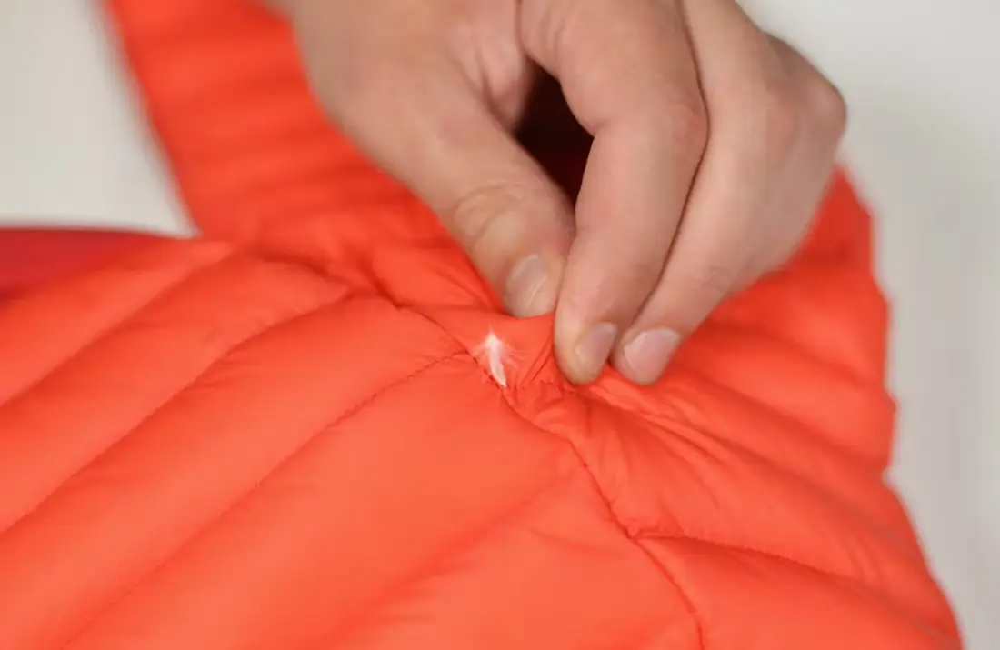 Jacke verliert Daunen