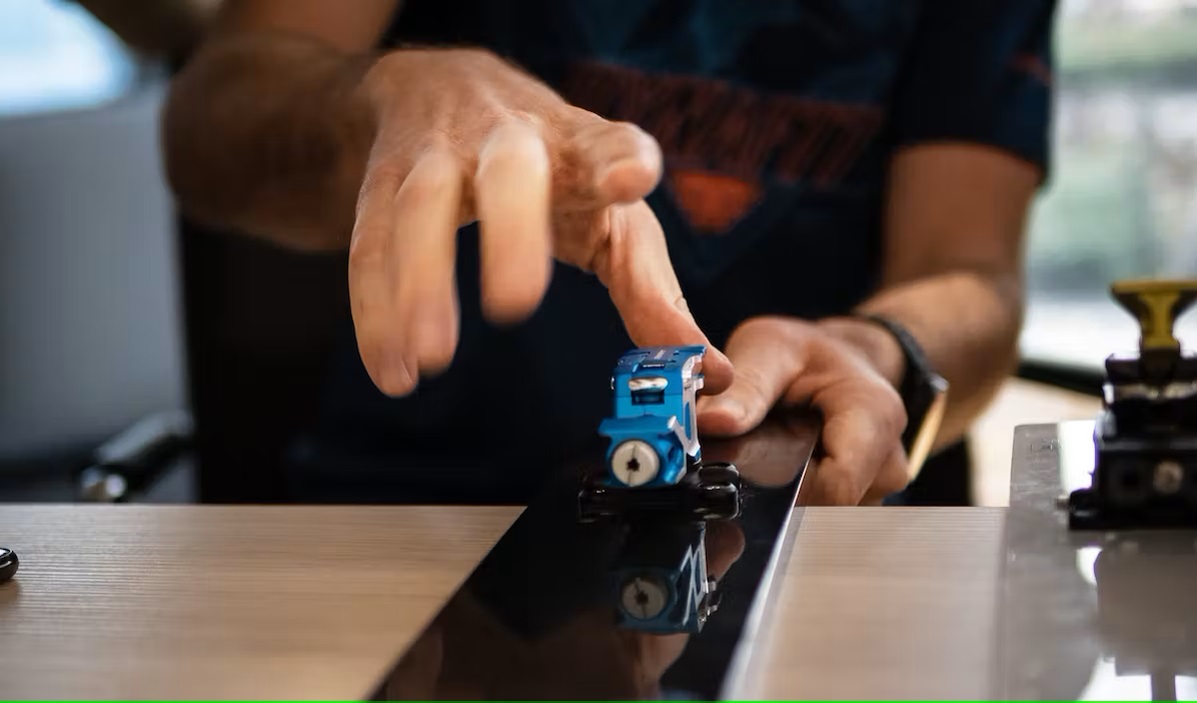 Bild Mann testet eine PIN-Bindung