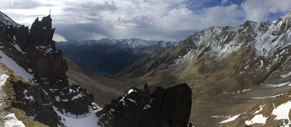 Bild Bergblick in die Ferne mit einem aufgewühlten Himmel