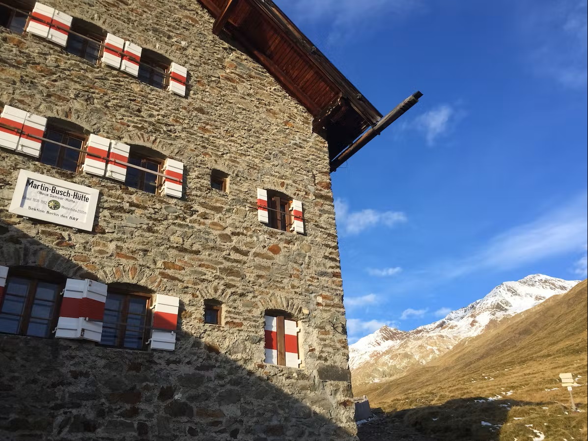 Bild Die Martin-Busch-Hütte bei Sonne