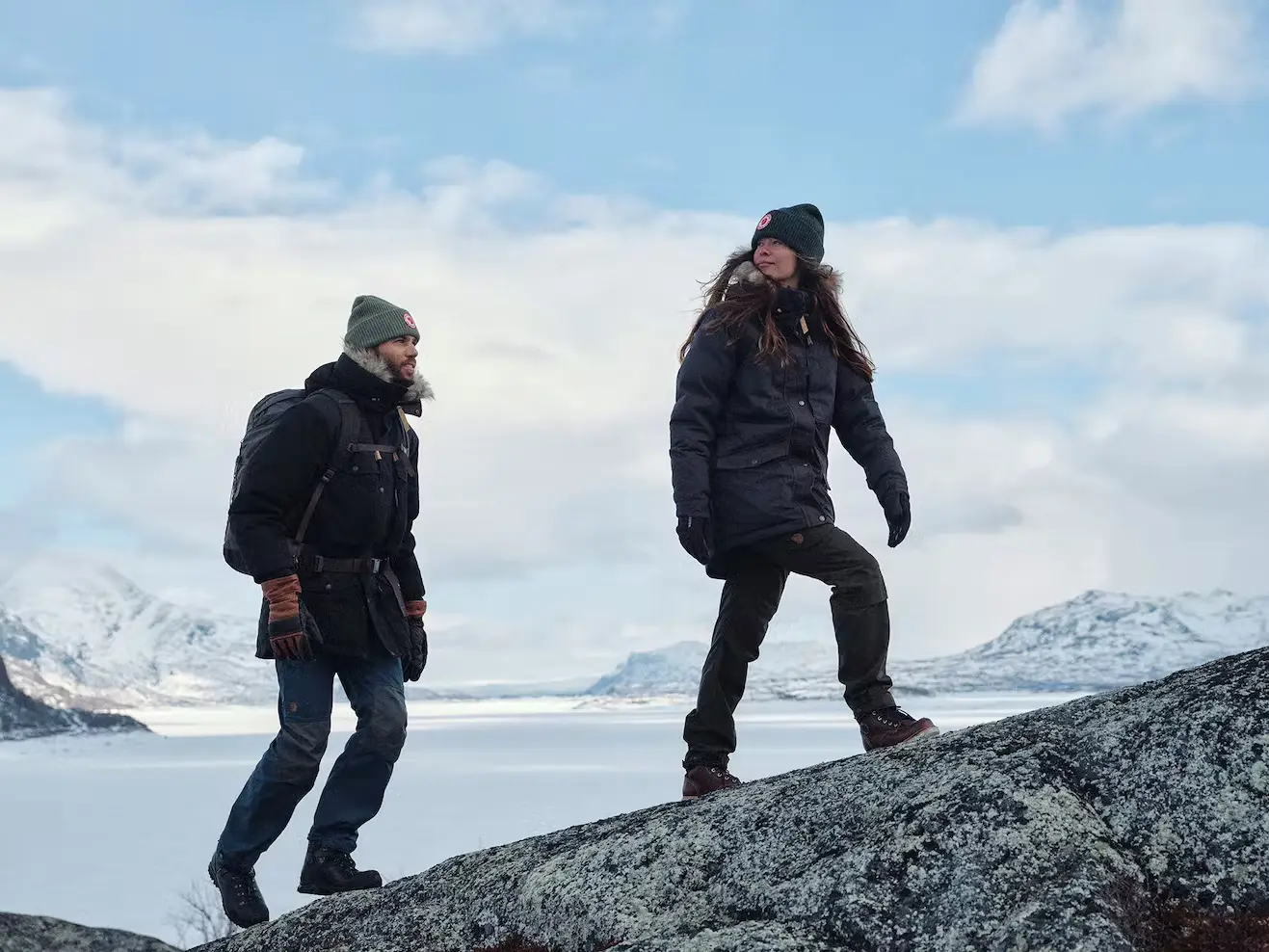 Bild Mann und Frau beim Wandern in Lappland mit Fjällräven-Hosen.