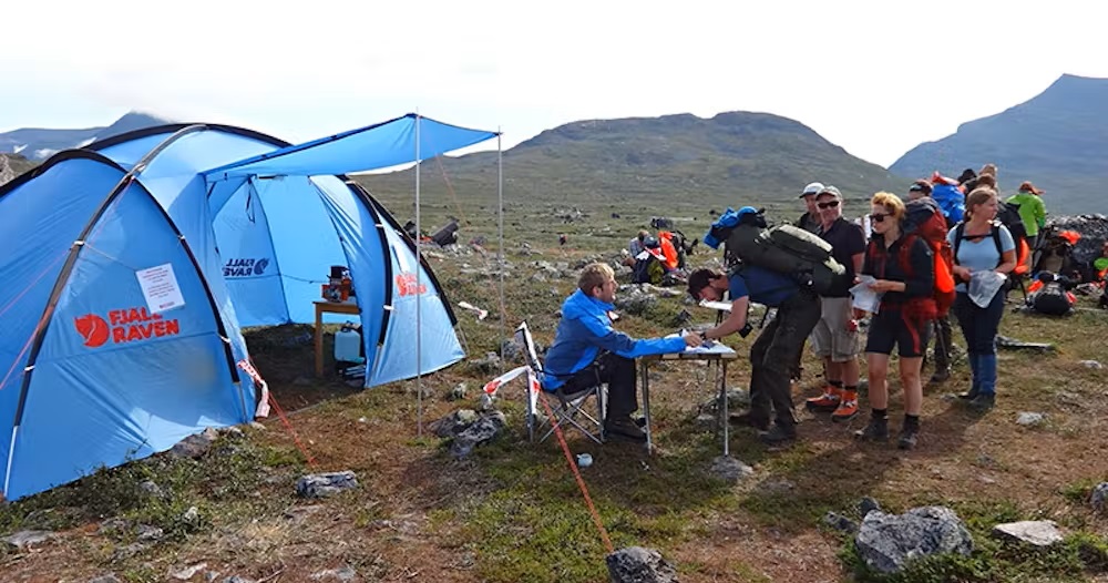 Bild Fjällräven Checkpoint Schlange