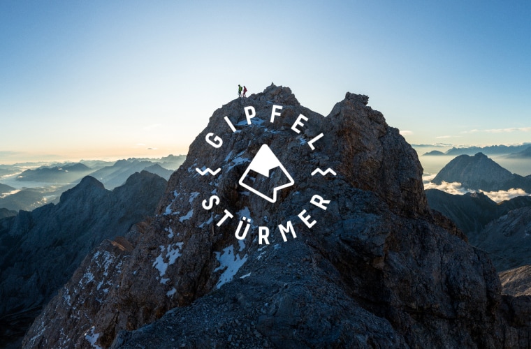 Gipfelstürmer Logo auf Bild von Bergpanorama