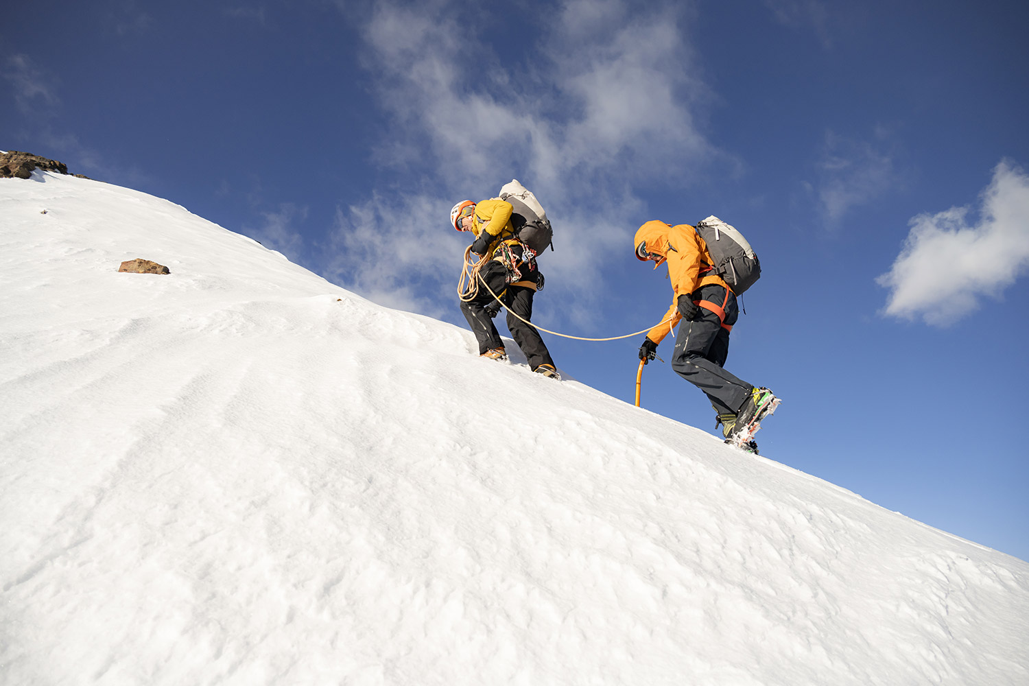 Bild Zwei Bergsteiger steigen eine steile Eisflanke nach oben.