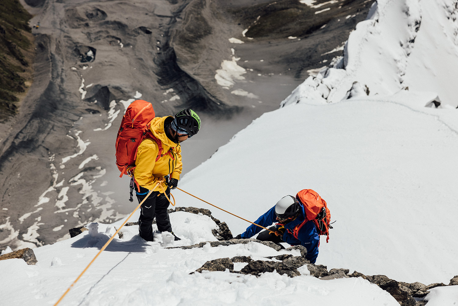 Bild Zwei Bergsteiger in einer steilen, verschneiten Eiswand. Einer sichert den zweiten von oben nach.