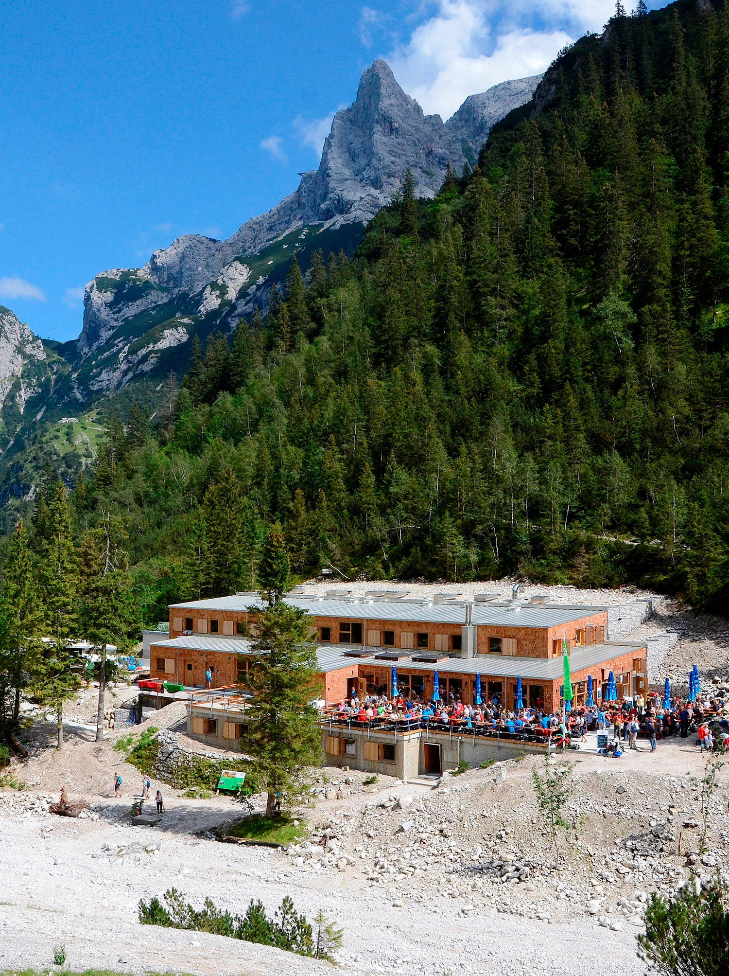 Bild Aufnahme der Höllentalangerhütte.