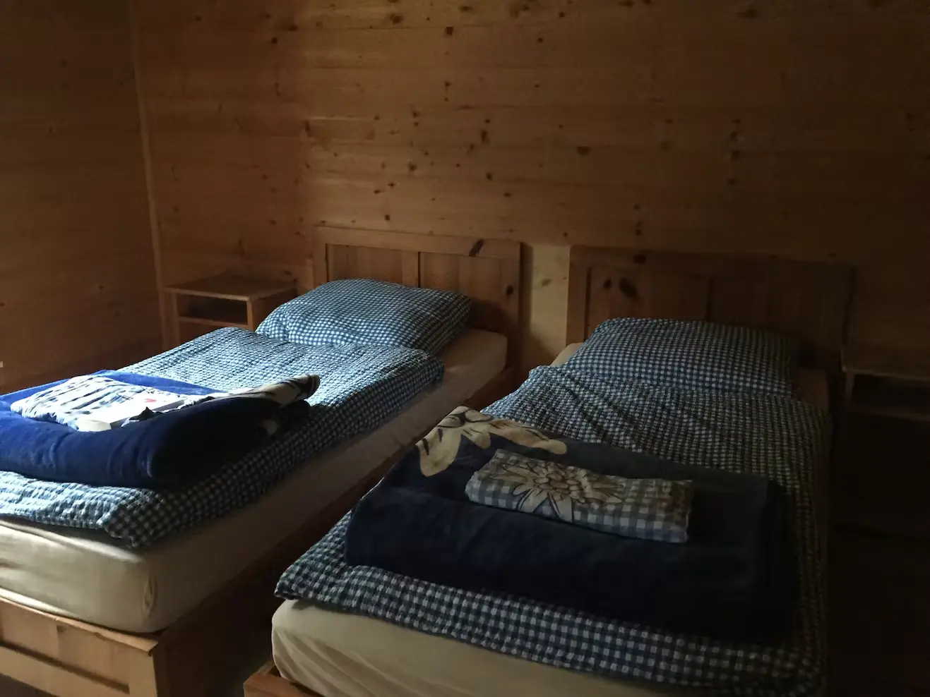 Bild Bild eines Bettes im Hüttenzimmer