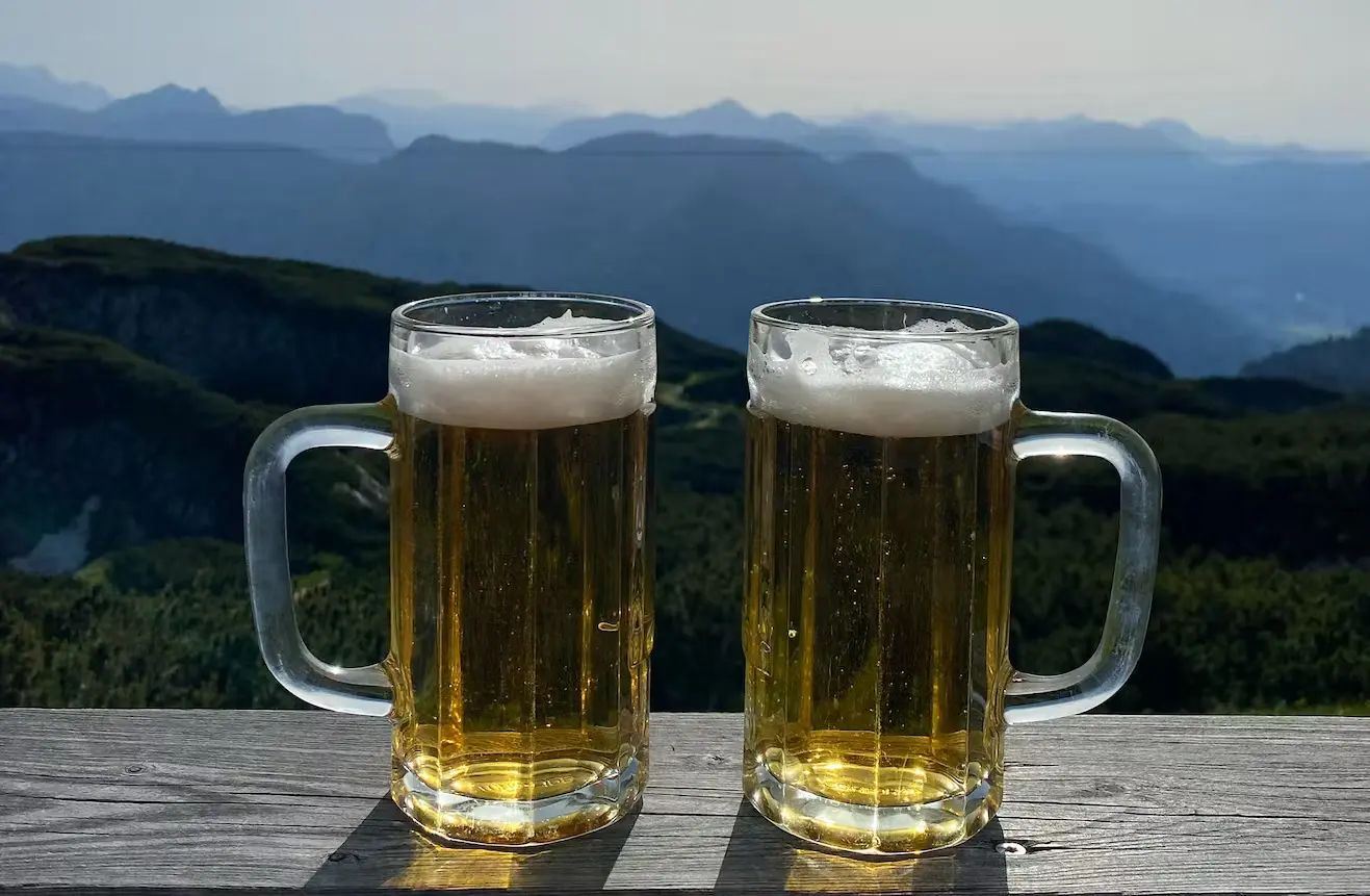 Bild Zwei Bierküge vor Bergpanorama
