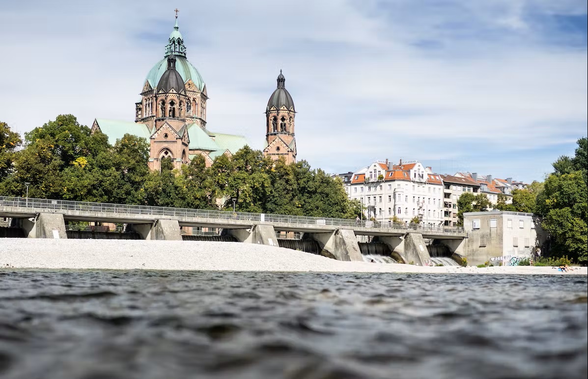 Isar mit Kirche im Hintergrund