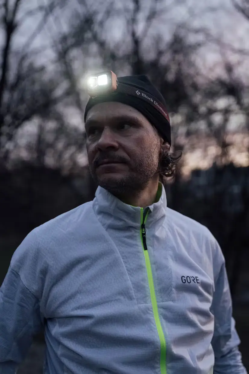 Bild Jogger mit Stirnlampe in der Dämmerung