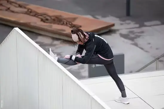 Dehnen vor dem Laufen im Winter