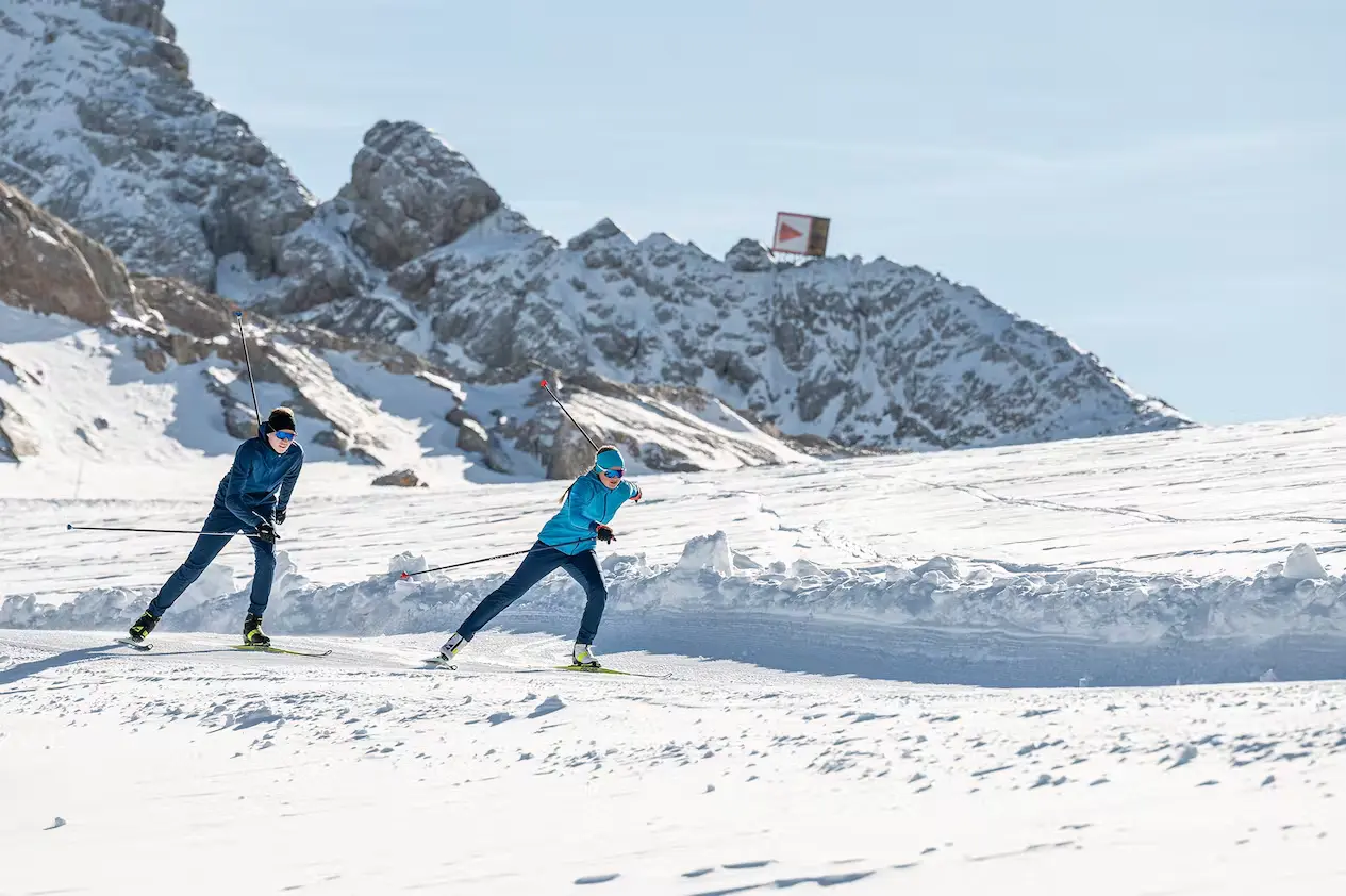 Bild Zwei Langlaeufer beim Skating im alpinen Ambiente.