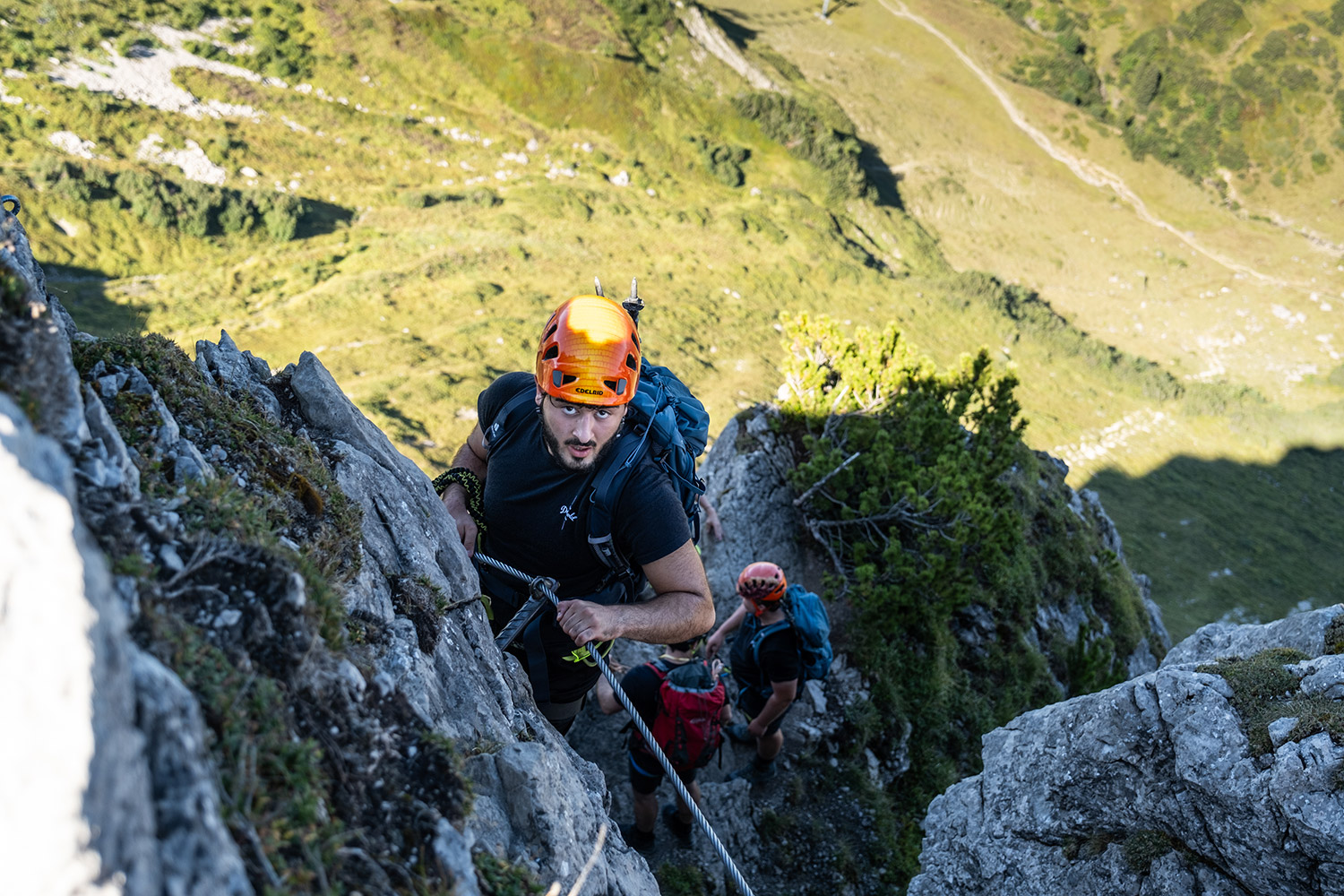 Bild Blick von oben auf einen Bergsteiger im Klettersteig.