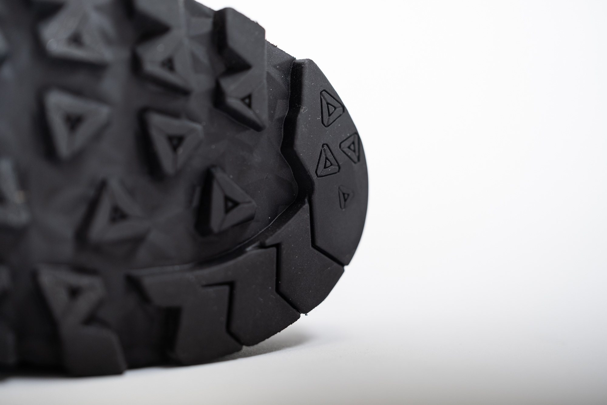 Bild Bergschuhsohle eines Klettersteig-Halbschuhs mit etwas flacherem Profil. Ebenso stabil und mit Kletterzone ausgestattet wie bei modernen Bergschuhen. 