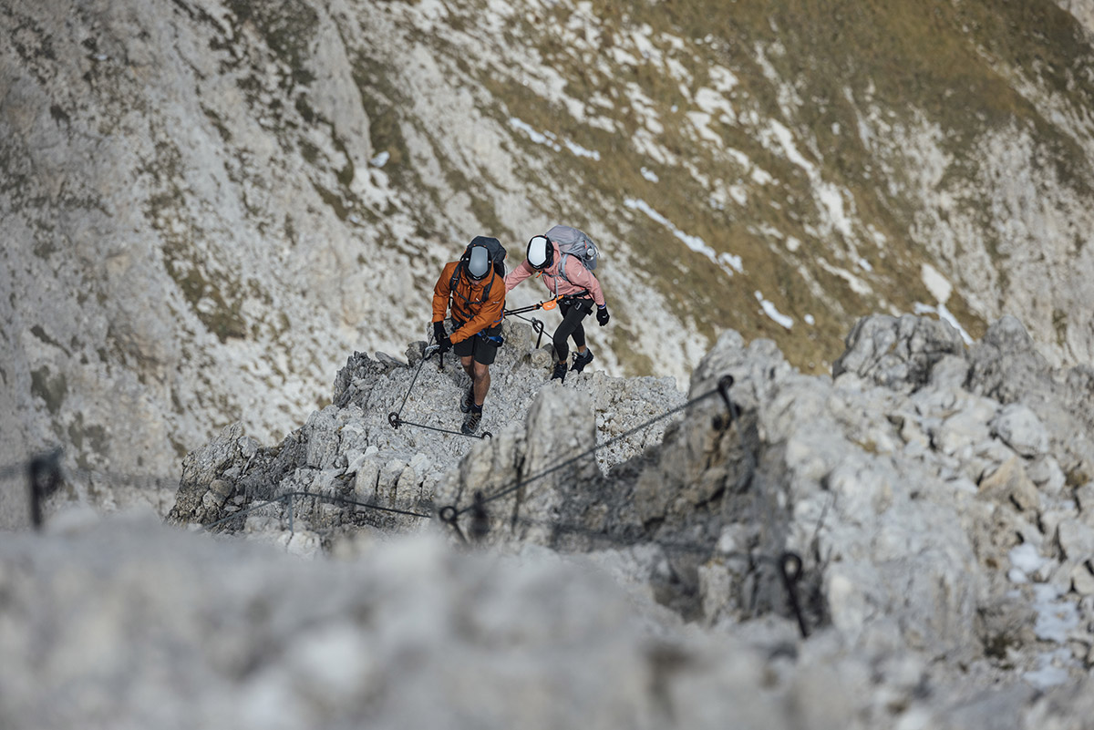 Bild Zwei Kletterer am Klettersteig hoch oben im Fels auf einem Grat
