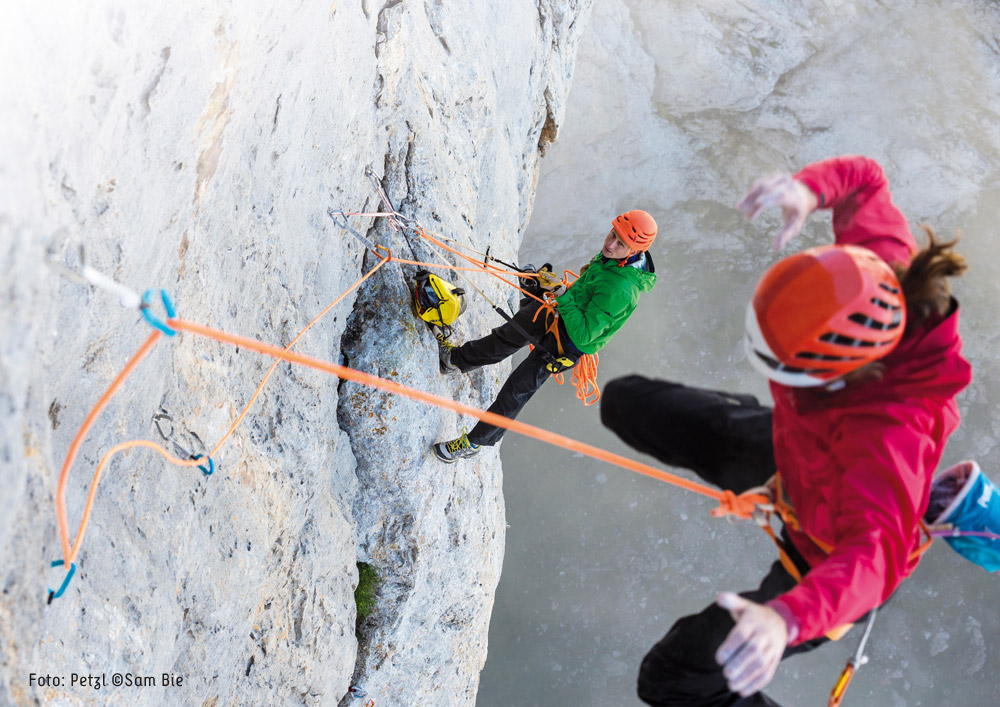 Bild Kletterer stuerzt ins Seil und wird von Partner gehalten